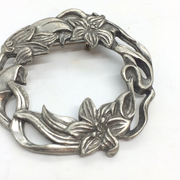 3/$30 VINTAGE 1988 SEAGULL CANADA PEWTER BROOCH FLOWERS VINES WREATH CIRCLE - Picture 4 of 8